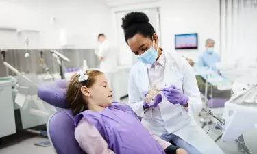 牙科保健师，从副学士学位过渡到牙科保健师学位，展示病人的牙齿结构