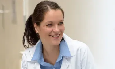 Nurse Practitioner Who Went From RN转MSN 在线 Smiling with Patient