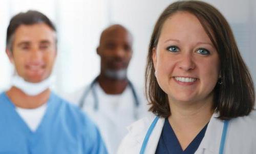 在线 MSN 硕士学位 Graduate Smiling with Hospital Staff 
